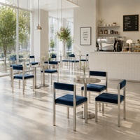 Ensemble de salle à manger moderne et minimaliste pour restaurant, chaises en velours avec structure métallique et tables rondes pour café, bistrot, hôtel