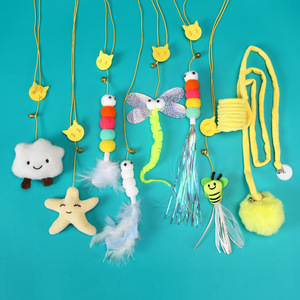 Ensemble de jouets suspendus pour chat, baguette en plumes en peluche, 26cm, design de dessin animé pour chats, fournitures interactives pour animaux de compagnie - Product Image 1