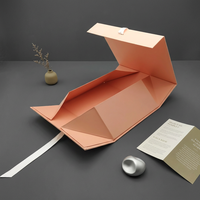Boîte cadeau rigide pliante avec fermeture magnétique, impression personnalisée rose, logo estampé à chaud et ruban long pour sceller