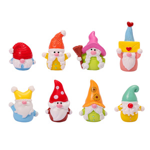 Figurines de Noël colorées en gros : mini-gnomes et ornements mignons en résine pour décorations de village de Noël et projets de bricolage - Product Image 5