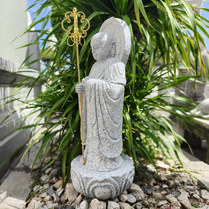 Sculpture sur pierre Ksitigarbha Bodhisattva Sculpture debout Zen Bouddha sculpté à la main Liontin <span class=keywords><strong>Jizo</strong></span> Ornement décoratif de jardin - Product Image 3