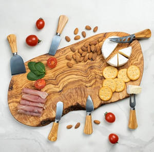 Elegante tavola di salumi in legno d'ulivo e tagliera di formaggi con coltelli - Product Image 5