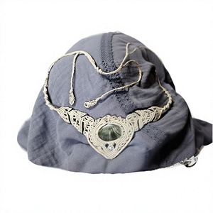 Collar con Colgante de Corazón de Macramé Crema con Piedra Natural Verde, Estilo Boho, Ajustable para Uso Diario, Joyería Unisex - Product Image 1