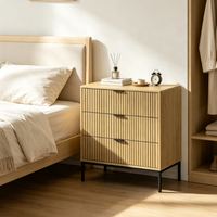 Commode moderne en chêne clair à 3 tiroirs, façade de tiroir cannelée, poignées et pieds en métal noir, commode de rangement en bois