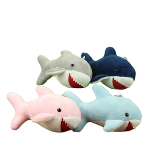 ขายส่งตุ๊กตาฉลามน่ารักนุ่มนิ่มขนาดเล็ก 15 ซม. พวงกุญแจตุ๊กตาห้อยคอ ไส้ใยฝ้าย PP ของเล่นสัตว์ทะเลแบบกำหนดเองได้ เหมาะสำหรับทุกเพศ - Product Image 1