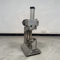 Automatische elektrische industriële kokosnootschiller voor verse kokosnoten in diamantvorm, voor het trimmen en schillen van kokosnoten.