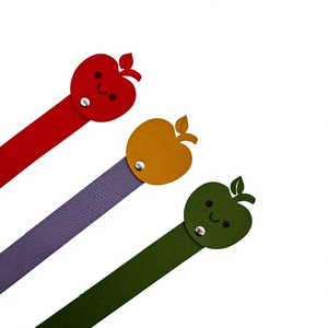 Marcapáginas Navideño para Regalo de Profesoras Lectoras, Bonito Marcapáginas con Forma de Árbol de Navidad, Regalos para Mujeres, Marcapáginas de Cuero con Forma de Manzana Roja - Product Image 3