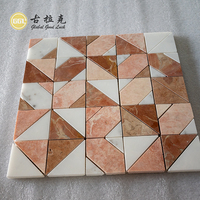 Mosaïque de carreaux en marbre blanc Calacatta, mélange de marbre rouge rose et de travertin rose