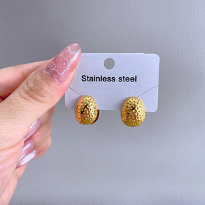 Boucles d'oreilles en acier inoxydable 316L plaqué PVD 18 carats Boucles d'oreilles étanches en métal avec texture pour femmes - Product Image 6