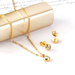 Parure de bijoux minimaliste en acier inoxydable plaqué or 18 carats avec zircon, boucles d'oreilles et collier pour femme - Product Image 3