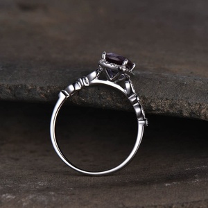 Anillo de Compromiso de Plata de Ley 925 con Alejandrita Corte Cojín y Halo de Circonitas Cúbicas - Product Image 5