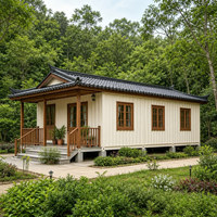 Maison modulaire de style luxueux avec murs en verre, terrasse extérieure et aménagement flexible