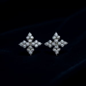 Orecchini a Perno con Croce in Oro Bianco e Diamanti, Taglio Brillante Rotondo, Montatura a Griffe, Gioielli Classici da Donna per Uso Quotidiano - Product Image 2