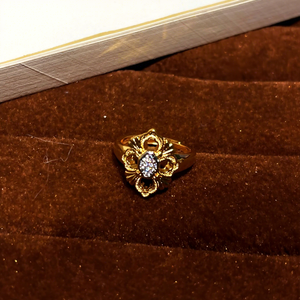 Ciondolo a quadrifoglio da donna in rame elettrolitico italiano, con lavorazione a filo, stile vintage Brati, con intarsi di diamanti e motivo floreale a croce - Product Image 5