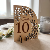 Numéros de table en bois sur mesure avec décoration artistique de style rustique. Panneaux de table élégants parfaits pour les mariages, les fêtes, les hôtels et
