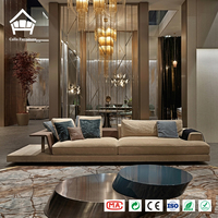 Canapé modulaire personnalisé en velours beige avec table d'appoint intégrée à profil bas – Solution complète de mobilier pour villa