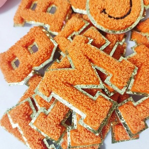 Chenille brodé patchs fournisseur personnalisé orange couleur paillettes serviette broderie lettre patchs pour vêtements Alphabet patchs - Product Image 3