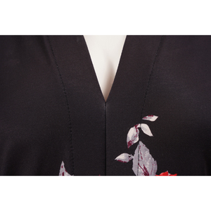 Robe ample sans manches à col en V pour femme, en mélange de soie noire, imprimés floraux audacieux rouge et rose, légère, pour les occasions estivales - Product Image 5