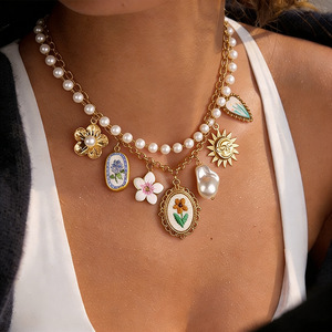 Collier avec pendentif fleur, plaqué or 18 carats, breloques en perles, à porter au quotidien - Product Image 1