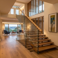 Escalier droit d'intérieur pour maisons, design élégant en acier carbone, poutre monobloc, marches en bois de chêne avec main courante en verre trempé