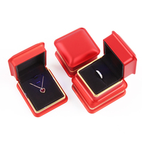 Boucles d'oreilles en cuir Pu avec Logo acrylique blanc, personnalisé, un emballage de luxe, boîte et sacs de bijoux