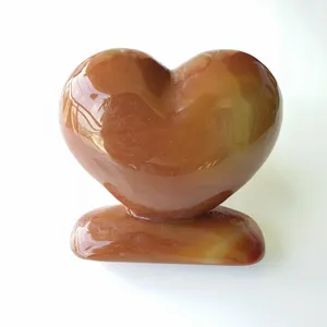 Carnelian kalp taş şifa kırmızı akik oyma masa el sanatları yerleştirilir