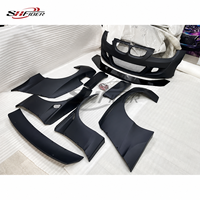Kit carrosserie large Rocket Bunny pour BMW M3 E92 E93, comprenant pare-chocs avant, spoiler, ailes et aileron arrière en fibre de verre.