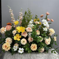 Kunstmatige geel-oranje herfstbloemen boogarrangement, zijden bloemenkrans voor bruiloft achtergronddecoratie