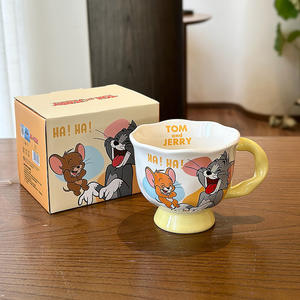 Taza de cerámica de Tom y Jerry con asa, base roja, diseño de dibujos animados, taza individual para oficina o regalo - Product Image 5