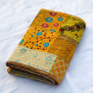 Couvre-lit indien vintage jaune en patchwork Kantha, brodé à la main - Product Image 1
