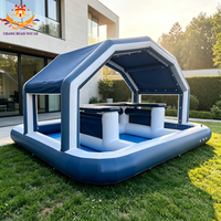 Bar de piscine gonflable commercial en PVC couleur personnalisée avec sièges intégrés et tente 5x5M, capacité supérieure à 500kg, location pour événements aquatiques