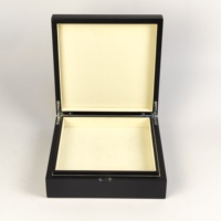 Boîte à chocolats en bois noir mat avec couvercle sculpté ajouré, plateau amovible doublé de velours, logo personnalisé pour l'emballage de cadeaux sucrés du Ramadan et de l'Aïd
