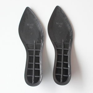 Fábrica OEM suelas de zapatos de TPU personalizadas <span class=keywords><strong>gratis</strong></span> Fabricante moldeado por inyección Durable Ecológico Suelas de zapatos antideslizantes para la fabricación de zapatos - Product Image 2