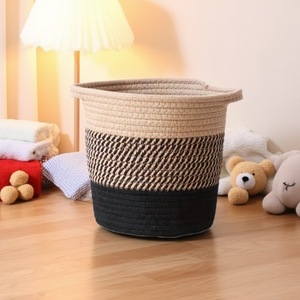 Cesta de Almacenamiento Tejida Redonda Hecha a Mano en Dos Tonos con Detalles Negros 22x20cm Organizador de Juguetes Decoración del Hogar - Product Image 2