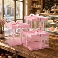 Boîte à gâteau avec couvercle en papier rose, base rose et panneaux latéraux transparents. Matériel de qualité alimentaire, écologique, sans ruban