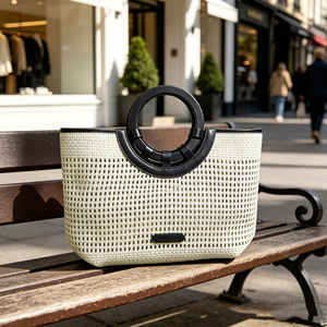 Bolso Tote de Paja Tejida Beige para Mujer, Imprescindible para el Verano, con Asa de Anillo y Detalles en Cuero Negro, Bolso de Mano para Vacaciones en la Playa - Product Image 5