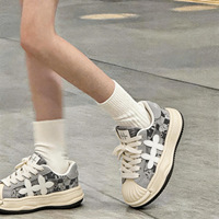 Sneaker originale de haute qualité personnalisée. Sneakers tendance unisexes à semelle épaisse et blocs de couleur, antidérapantes, fabricant en gros