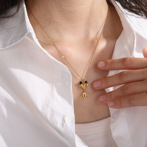 Collar con Colgante de Koi, Oro, Diamante Negro, Forma de Animal, Joyería para Mujer de Uso Diario - Product Image 4