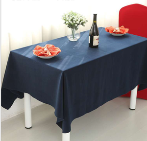 "Mantel reutilizable con estampado de rosas rojas rectangulares para bodas y banquetes para uso en exteriores" - Product Image 1