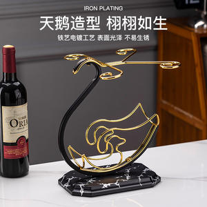 Porte-vin élégant avec 4 verres et support pour bouteille, design en fil de fer en forme de cœur, pour une utilisation à la maison ou lors de fêtes - Product Image 4