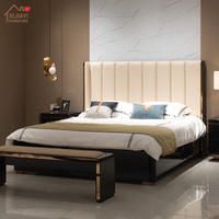 Lit double moderne en cuir italien, luxueux, crème, capitonnage vertical, cadre laqué piano, ensemble de chambre haut de gamme sur mesure