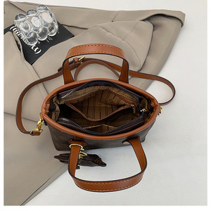 Bolso tote clásico con estampado de marca, bolso bandolera de un solo hombro para mujer a la moda, bolso elegante esencial para el viaje diario. - Product Image 6
