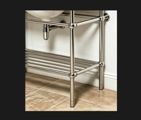 Meuble-lavabo en acier inoxydable chromé poli avec pieds pour grand plan de toilette postmoderne en Carrara et double vasque sous plan