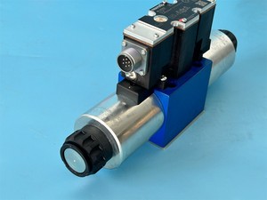 R900738355 4WRAE6E1-15-2X/G24K31/F1V ตัวควบคุมทิศทางแบบสัดส่วน - Product Image 4