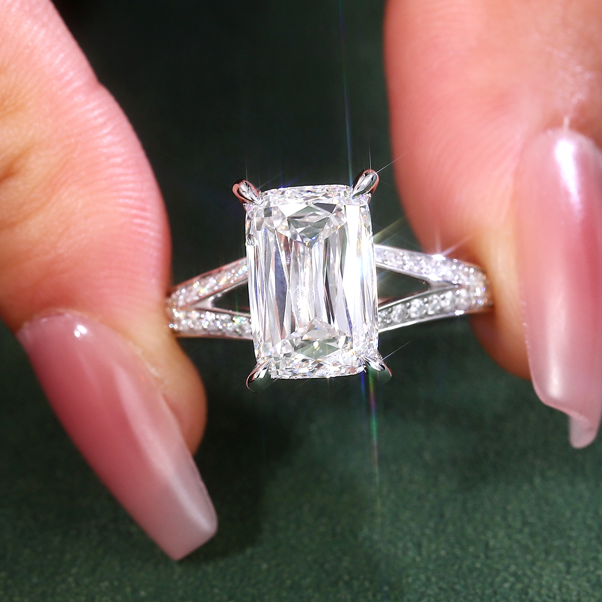 Bague en or massif 10 carats avec diamant de laboratoire.