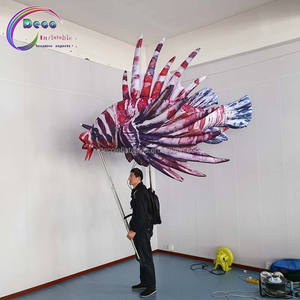 Marioneta inflable de peces tropicales que lleva un atractivo desfile de colores para caminar, <span class=keywords><strong>globo</strong></span> de animales marinos para espectáculos de eventos - Product Image 1