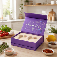 Boîte cadeau magnétique à rabat violet avec logo personnalisé, impression sur le couvercle intérieur et ruban blanc à motifs de flocons de neige pour l'emballage de bijoux