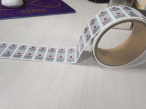 Autocollant en rouleau en PVC personnalisé avec feuille d'or, forte adhérence et impression imperméable - Product Image 1