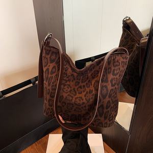 Sac à bandoulière imprimé léopard tendance pour femme, nouveau sac fourre-tout grande capacité 2026, sac seau rétro en daim, dernières nouveautés sacs pour femmes - Product Image 3