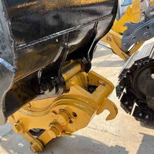 Excavatrice sur chenilles CAT 310 d'occasion, 10 tonnes, 95% neuve, pour travaux de construction et de terrassement - Product Image 4